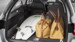 Peugeot 308 SW II (2014) - tylna kanapa złożona, widok z bagażnika