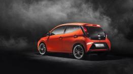 Toyota Aygo II (2014) - tył - reflektory włączone