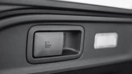 Peugeot 308 SW II (2014) - uchwyt do składania tylnej kanapy