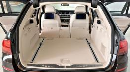 BMW serii 5 Touring F11 Facelifting (2014) - tylna kanapa złożona, widok z bagażnika