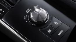 Lexus IS 300h (2014) - tunel środkowy między fotelami