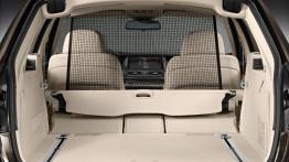 BMW serii 5 Touring F11 Facelifting (2014) - tylna kanapa złożona, widok z bagażnika