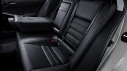 Lexus IS 300h (2014) - tylna kanapa złożona, widok z boku