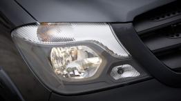 Mercedes Sprinter Facelifting (2014) - prawy przedni reflektor - włączony
