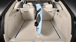 BMW serii 5 Touring F11 Facelifting (2014) - tylna kanapa złożona, widok z bagażnika