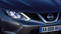 Nissan Qashqai II (2014) - prawy przedni reflektor - włączony