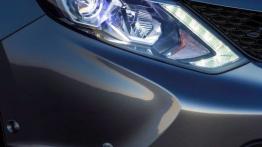 Nissan Qashqai II (2014) - prawy przedni reflektor - włączony