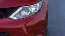 Nissan Qashqai II (2014) - lewy przedni reflektor - włączony