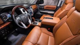 Toyota Tundra 2014 - widok ogólny wnętrza z przodu