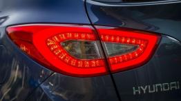 Hyundai ix35 Facelifting CRDi (2014) - lewy tylny reflektor - włączony