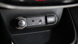 Kia Soul II (2014) - gniazda multimedialne w konsoli środkowej