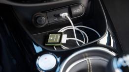Kia Soul II (2014) - gniazda multimedialne w konsoli środkowej