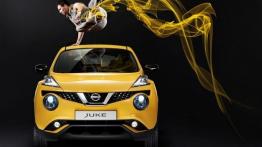 Nissan Juke Facelifting (2014) - przód - reflektory włączone