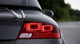Audi TTS Competition Coupe (2014) - prawy tylny reflektor - włączony