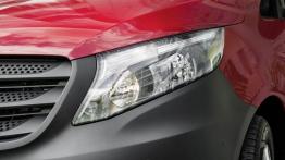 Mercedes Vito III Panel Van 116 CDI (2014) - lewy przedni reflektor - włączony