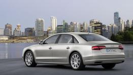 Audi A8 L W12 quattro Facelifting (2014) - widok z tyłu