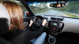 Kia Soul II (2014) - widok ogólny wnętrza z przodu