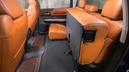 Toyota Tundra 2014 - tylna kanapa złożona, widok z boku