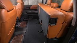 Toyota Tundra 2014 - tylna kanapa złożona, widok z boku