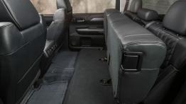 Toyota Tundra 2014 - tylna kanapa złożona, widok z boku
