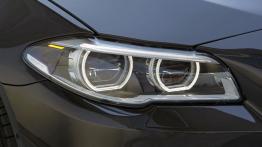 BMW serii 5 Touring F11 Facelifting (2014) - prawy przedni reflektor - włączony