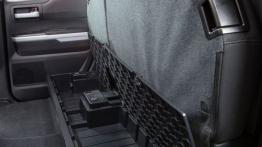 Toyota Tundra 2014 - schowek pod tylną kanapą