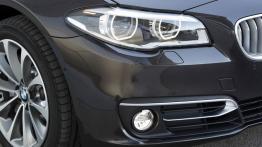 BMW serii 5 Touring F11 Facelifting (2014) - prawy przedni reflektor - włączony