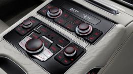 Audi A8 L W12 quattro Facelifting (2014) - panel sterowania z tyłu
