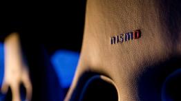 Nissan GT-R Nismo 2014 - zagłówek na fotelu kierowcy, widok z przodu