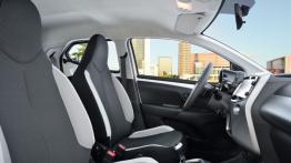 Toyota Aygo II (2014) - widok ogólny wnętrza z przodu