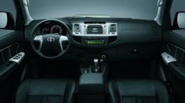 Toyota Hilux Invincible (2014) - pełny panel przedni