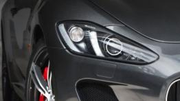 Maserati GranTurismo MC Stradale (2014) - prawy przedni reflektor - wyłączony