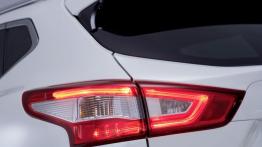 Nissan Qashqai II (2014) - lewy tylny reflektor - włączony