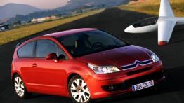 Citroen C4 - przód - reflektory włączone