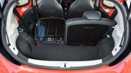 Toyota Aygo II (2014) - tylna kanapa złożona, widok z bagażnika