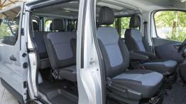 Opel Vivaro II Kombi (2014) - widok ogólny wnętrza z przodu