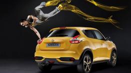 Nissan Juke Facelifting (2014) - tył - reflektory włączone