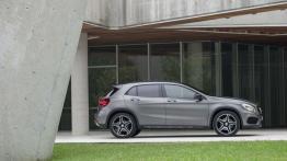 Mercedes GLA 250 4MATIC (2014) - prawy bok