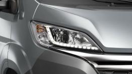 Citroen Jumper II Facelifting (2014) - prawy przedni reflektor - włączony