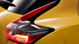 Nissan Juke Facelifting (2014) - prawy tylny reflektor - włączony