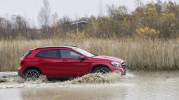 Mercedes GLA 250 4MATIC (2014) - prawy bok