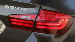 BMW serii 5 Touring F11 Facelifting (2014) - prawy tylny reflektor - włączony