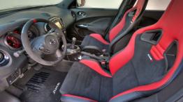 Nissan Juke Nismo RS (2014) - widok ogólny wnętrza z przodu