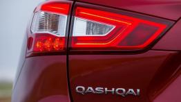 Nissan Qashqai II (2014) - lewy tylny reflektor - włączony