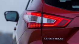 Nissan Qashqai II (2014) - lewy tylny reflektor - włączony