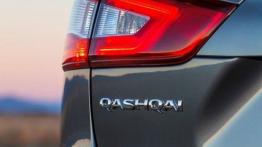 Nissan Qashqai II (2014) - lewy tylny reflektor - włączony