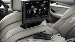 Audi A8 L W12 quattro Facelifting (2014) - ekran systemu multimedialnego z tyłu
