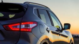 Nissan Qashqai II (2014) - prawy tylny reflektor - włączony