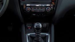 Nissan Qashqai II (2014) - konsola środkowa