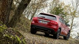 Mercedes GLA 250 4MATIC (2014) - widok z tyłu